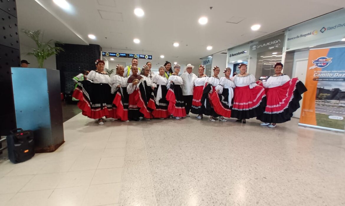 El grupo folclórico Hilos puso a bailar el Aeropuerto Internacional Camilo Daza