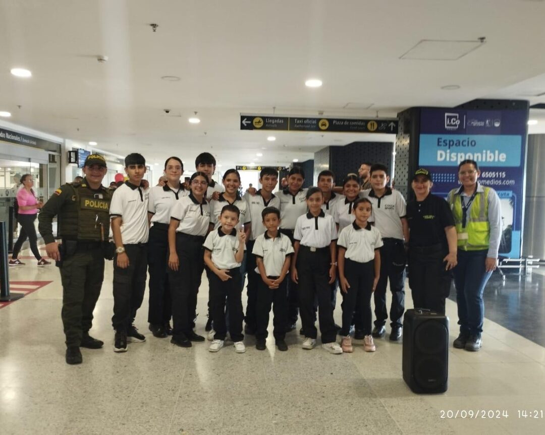 EL GRUPO DE DANZAS DE LA POLICÍA CÍVICA DELEITÓ A LOS PASAJEROS DEL AEROPUERTO INTERNACIONAL CAMILO DAZA